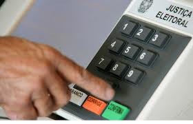 urna alguem votando